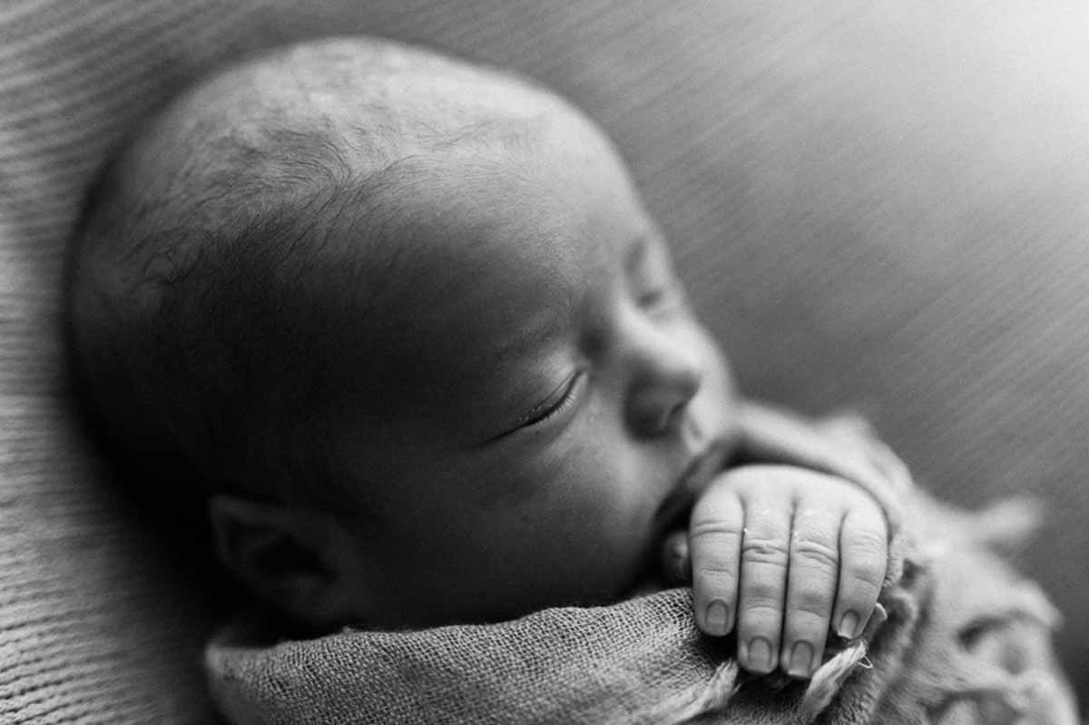 Kreativ nyfødt fotografering i eget studie